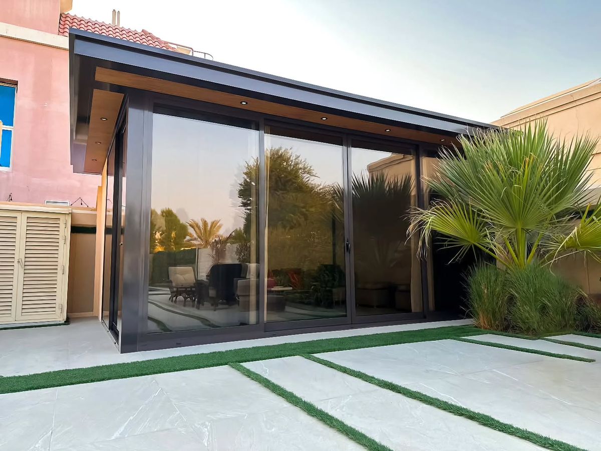 الجلسات والمظلات تنسيق حدائق في الرياض – تصميم حديقة مودرن