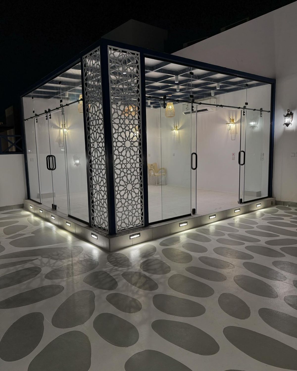 الجلسات والمظلات تنسيق حدائق في الرياض – تصميم حديقة مودرن