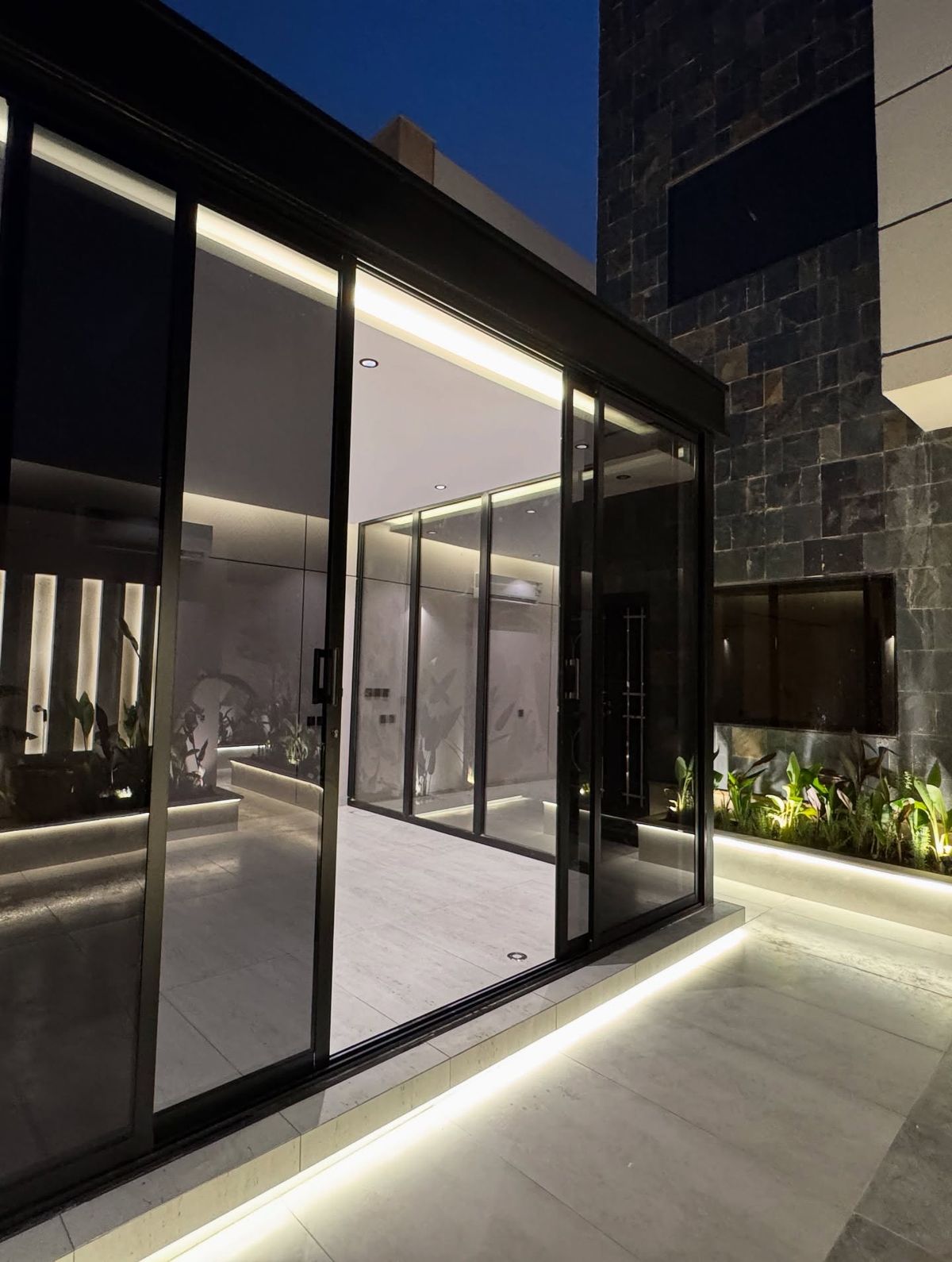 الجلسات والمظلات تنسيق حدائق في الرياض – تصميم حديقة مودرن