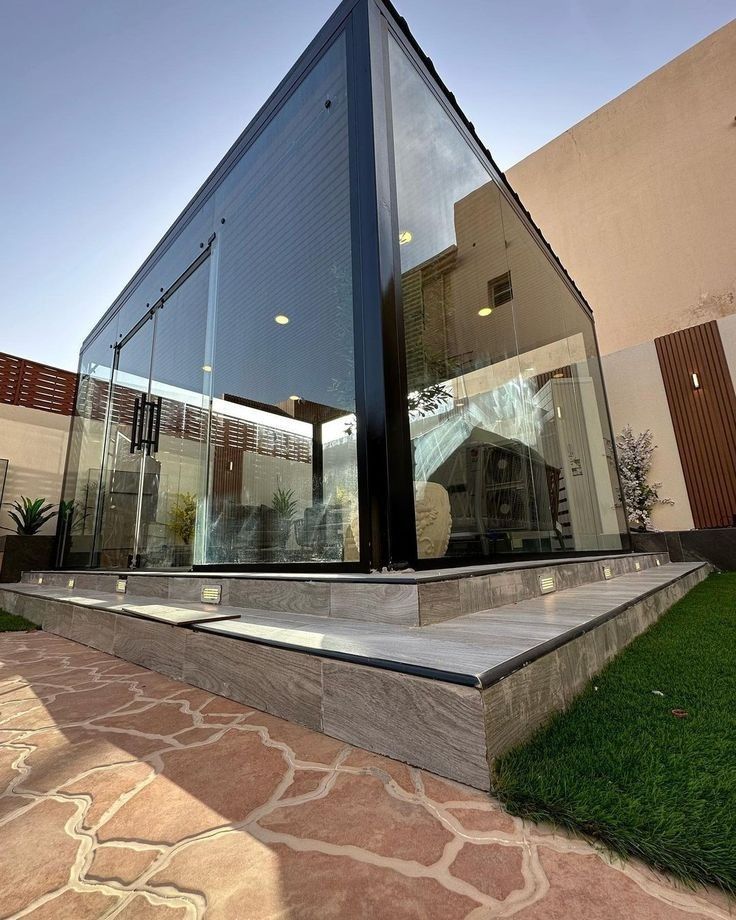 الجلسات والمظلات تنسيق حدائق في الرياض – تصميم حديقة مودرن